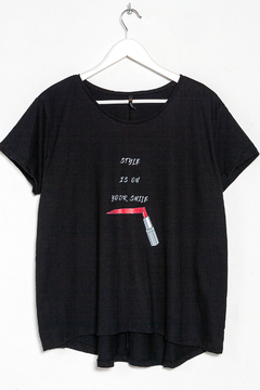 R1092/B Syes, Remera evase estampa Style is on, Talles grandes - SYES | Mayorista