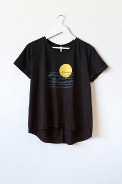 Imagen de Remera OCEANS, Remera cuello redondo con terminaciones curvas, estampa Save the oceans, olas y sol