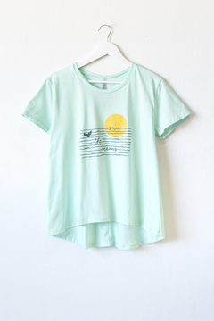 Remera OCEANS, Remera cuello redondo con terminaciones curvas, estampa Save the oceans, olas y sol