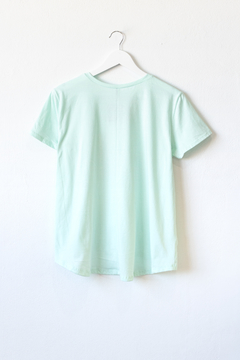 Remera OCEANS, Remera cuello redondo con terminaciones curvas, estampa Save the oceans, olas y sol - comprar online