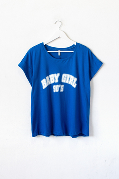 Remera ELLE, Remera con mangas caídas y recorte en el delantero. Estampa BABY GIRL 90 - SYES | Mayorista