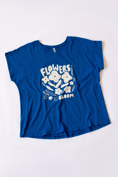Remera LOURDES, Remera manga caída con recorte en delantero, ESTAMPA FLOWERS BLOOM - SYES | Mayorista