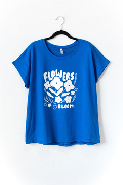 Remera LOURDES, Remera manga caída con recorte en delantero, ESTAMPA FLOWERS BLOOM - tienda online