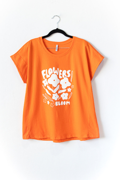 Remera LOURDES, Remera manga caída con recorte en delantero, ESTAMPA FLOWERS BLOOM - SYES | Mayorista