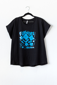 Remera LOURDES, Remera manga caída con recorte en delantero, ESTAMPA FLOWERS BLOOM en internet
