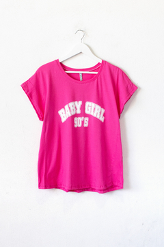 Remera ELLE, Remera con mangas caídas y recorte en el delantero. Estampa BABY GIRL 90