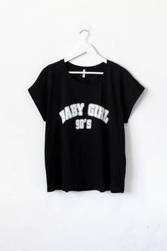 Imagen de Remera ELLE, Remera con mangas caídas y recorte en el delantero. Estampa BABY GIRL 90