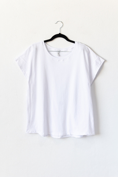 Remera AYXA, Remera con cuello de ribb, manga caída y recorte en delantero - comprar online