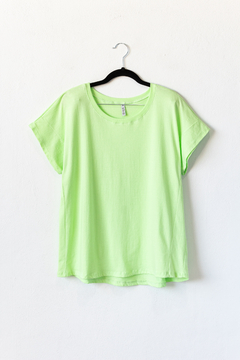 Remera AYXA, Remera con cuello de ribb, manga caída y recorte en delantero