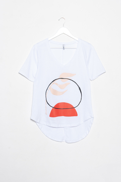 Remera Leo, Remera escote en V algodon evase estampa abstracto circulo con planta - comprar online