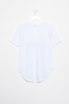 Remera Leo, Remera escote en V algodon evase estampa abstracto circulo con planta en internet