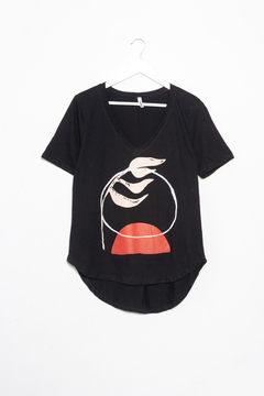 Remera Leo, Remera escote en V algodon evase estampa abstracto circulo con planta