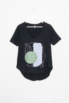Remera Scorpius, Remera escote en V algodon evase estampaabstracto 2 colores caras lineales