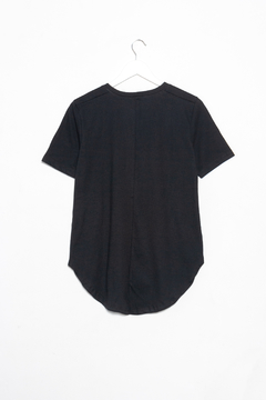 Remera Scorpius, Remera escote en V algodon evase estampaabstracto 2 colores caras lineales - comprar online