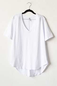 Remera ZOE, Remera lisa escote en v con terminación curva en ruedo - comprar online