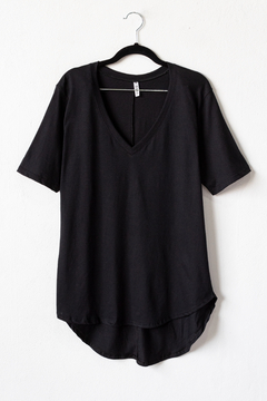 Remera ZOE, Remera lisa escote en v con terminación curva en ruedo - tienda online
