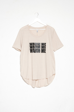 Remera ANABELA, Remera de algodón con cuello redondo estampa warn me - SYES | Mayorista
