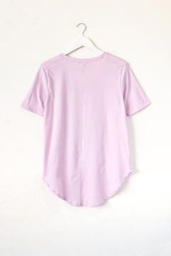Remera SUSAN, Estampa Less fear more love en internet