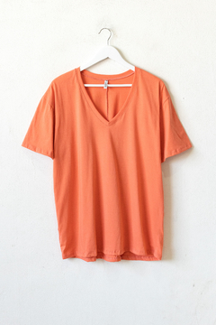 Remera SUTTON, Remera recta con escote en v y mangas caídas - tienda online