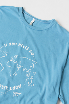 Remera BERNARDETTE, Remera recta con cuello desvocado. Estampa MAPA MUNDI - comprar online