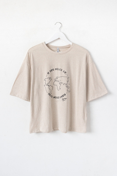 Remera BERNARDETTE, Remera recta con cuello desvocado. Estampa MAPA MUNDI - SYES | Mayorista