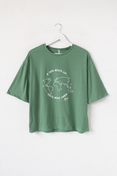 Remera BERNARDETTE, Remera recta con cuello desvocado. Estampa MAPA MUNDI
