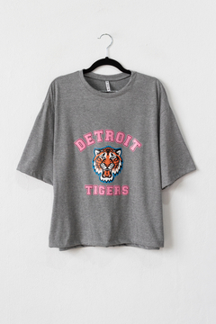 Remera TIGERS, Remera cuello redondo y mangas cortas caídas, estampa Detriot tigers - SYES | Mayorista