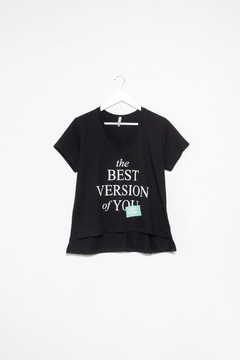 Remera Auriga, Remera escote en V manga corta estampa the best version