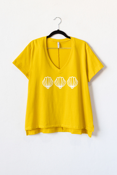 Remera LORELEI, Remera de algodón escote v estampada y manga corta
