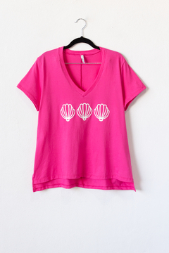 Remera LORELEI, Remera de algodón escote v estampada y manga corta - SYES | Mayorista