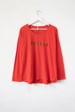 Imagen de Remera ANNIE, Remera recta, manga larga con cuello redondo. ESTAMPA BEYOND