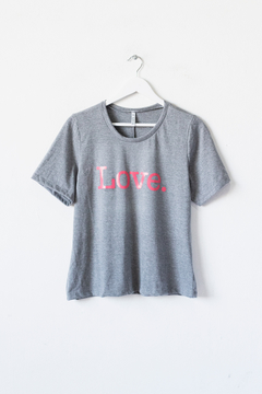 Remera LARA, Remera básica recta, cuello redondo. Estampa Love - tienda online