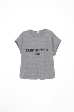 Remera Induske, Remera algodon manga kimono atracada estampa Camp Firewood - tienda online
