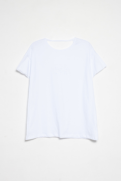 Remera Anik, Remera manga corta espalda de algodon en V bordado "what a feeling" - SYES | Mayorista