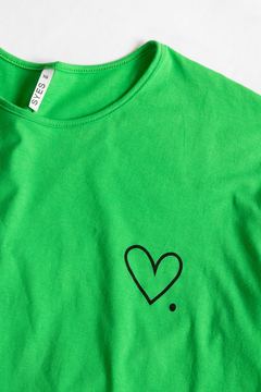 Remera NOEL, Remera manga corta cuello redondo, estampa corazón lineal - comprar online