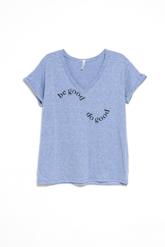 Remera Tukana, Remera algodon escote en V estamapa Be good do good - SYES | Mayorista