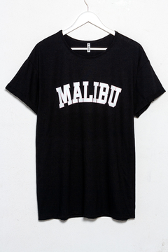 R1153/1/A Syes, Remera algodón escote redondo con collareta estampa Malibú, Talles grandes - SYES | Mayorista