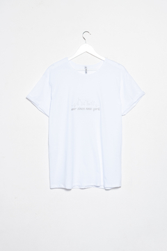 Remera Noemi, Remera basica algodon bordado New york - SYES | Mayorista