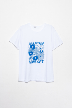 Remera Volansze, Remera algodón escote redondo con collareta estampa abundance is a mindset - SYES | Mayorista