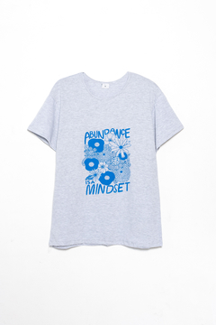 Remera Volansze, Remera algodón escote redondo con collareta estampa abundance is a mindset