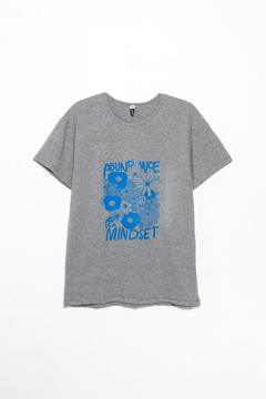 Remera Volansze, Remera algodón escote redondo con collareta estampa abundance is a mindset - tienda online