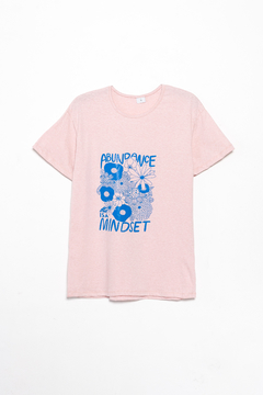 Imagen de Remera Volansze, Remera algodón escote redondo con collareta estampa abundance is a mindset