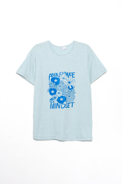 Remera Volansze, Remera algodón escote redondo con collareta estampa abundance is a mindset