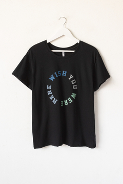 Imagen de Remera DAMARIS, Remera con cuello redondo, recta. Estampa WISH YOU WERE HERE