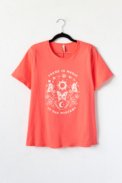 Remera MAGIC MISTERY, Remera básica de cuello redondo envivado y manga corta
