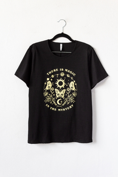 Imagen de Remera MAGIC MISTERY, Remera básica de cuello redondo envivado y manga corta
