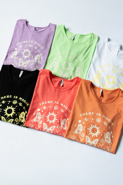 Remera MAGIC MISTERY, Remera básica de cuello redondo envivado y manga corta