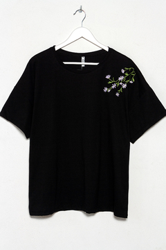 R1162/A Syes, Remera escote redondo bordado Flores Lilas, Talles grandes en internet