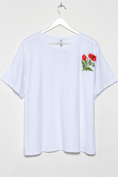 R1162/B Syes, Remera escote redondo bordado Flor Roja, Talles grandes en internet