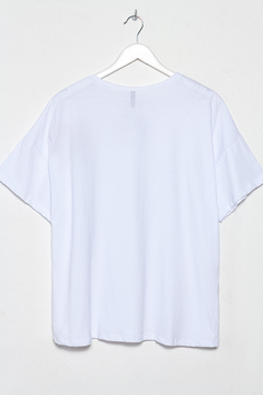 R1162/B Syes, Remera escote redondo bordado Flor Roja, Talles grandes - SYES | Mayorista